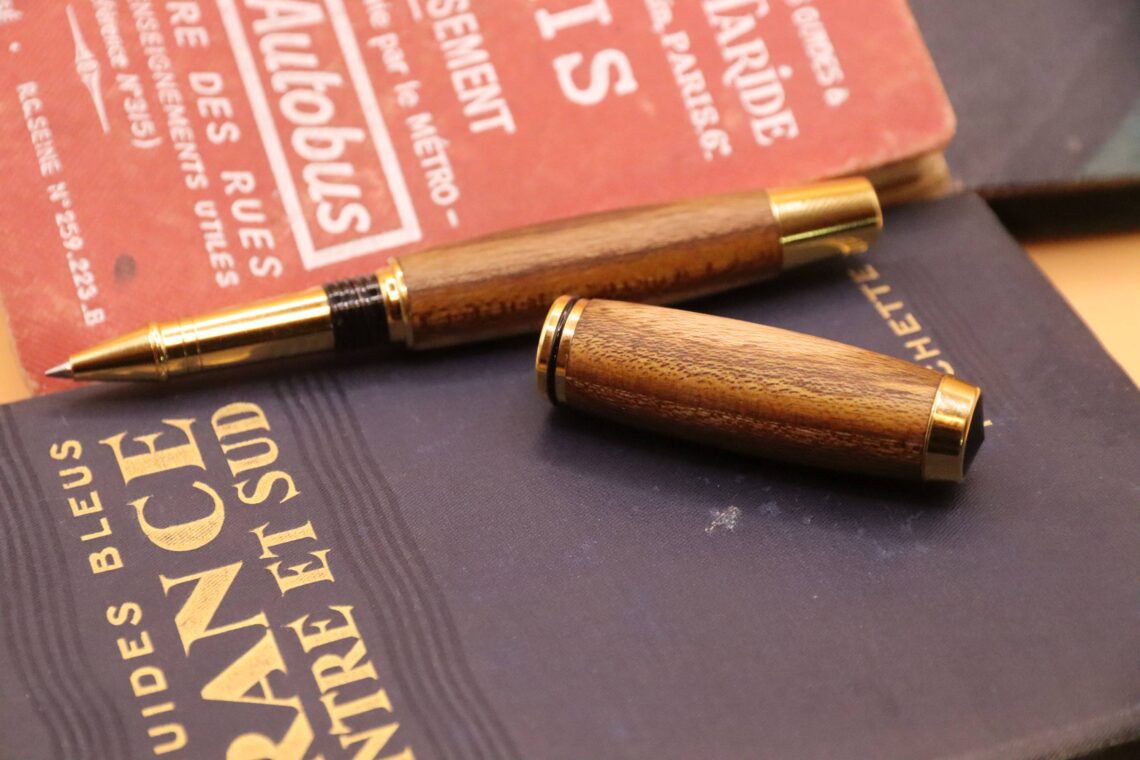 Rollerball i guldregn med guld fittings.